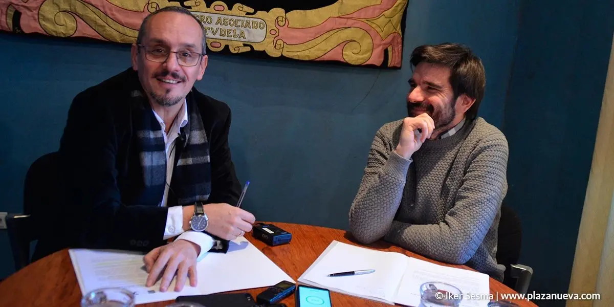 Luis Fdez. junto a Eneko Larrarte en la presentaci&oacute;n de los actos