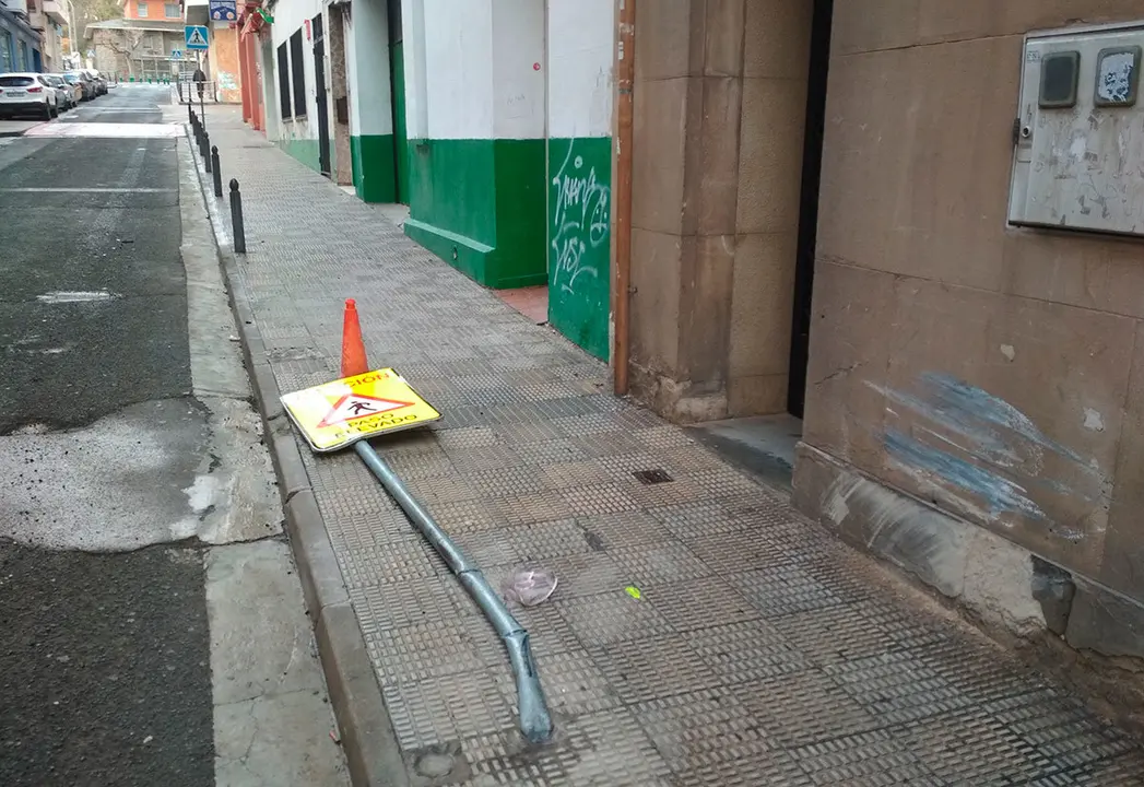 As&iacute; qued&oacute; la pared y la se&ntilde;al tras el impacto
