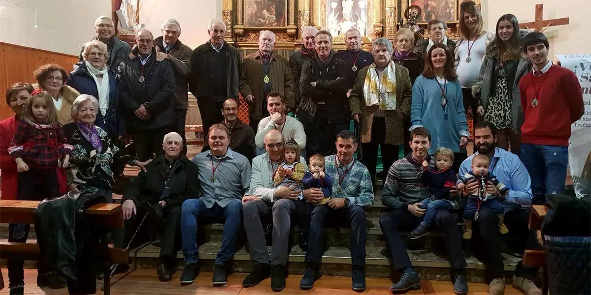 Foto de familia de la cofrad&iacute;a