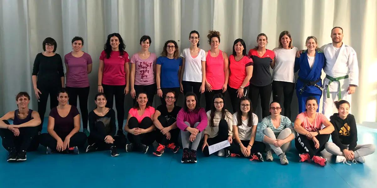 Participantes en este primer curso de Defensa Personal en Fusti&ntilde;ana