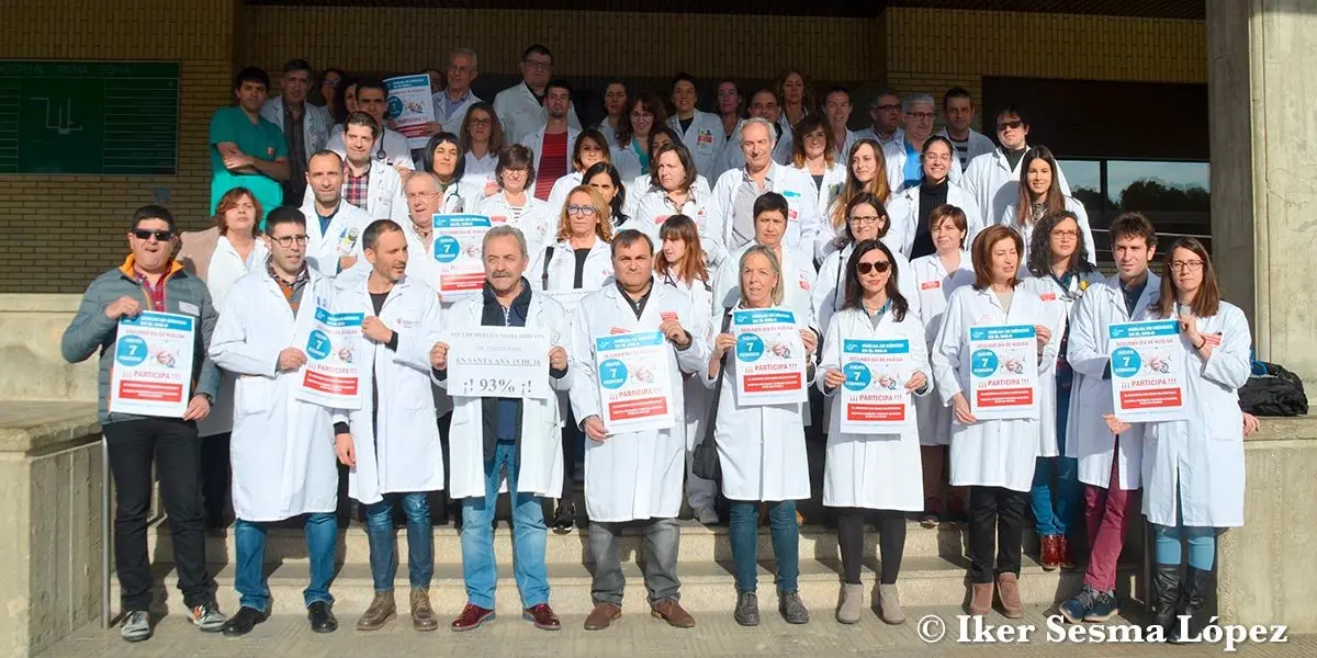 M&aacute;s de 50 profesionales de la salud se han concentrado a las puertas del hospital de Tudela