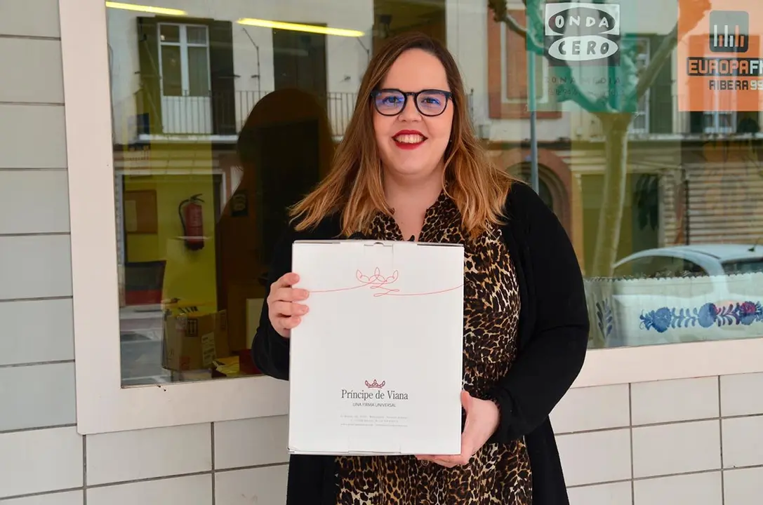  Raquel Huguet ya disfruta de su estuche de Bodegas Pr&iacute;ncipe de Viana