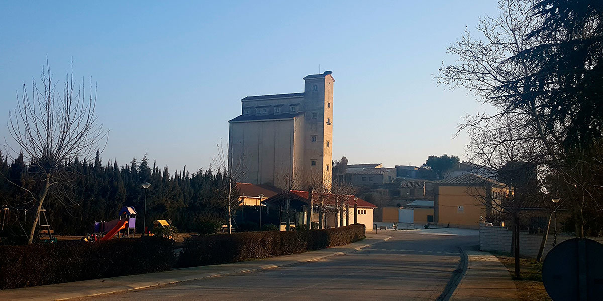 El silo de Las Pedrosas se sitúa a la entrada del municipio, frente a la plaza de Los Danzantes