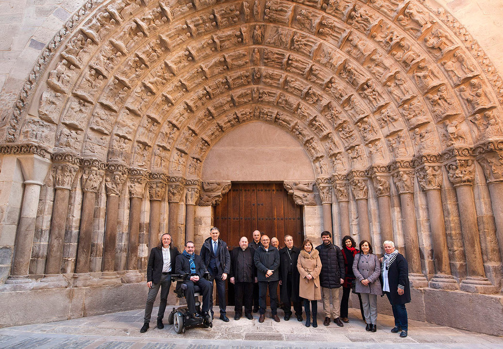 Uxue Barkos visita la restaurada Puerta del Juicio de la catedral de Tudela