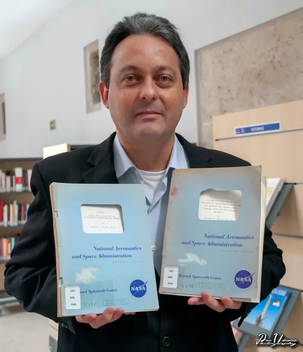 Pierre Monteagudo con dos de los informes originales