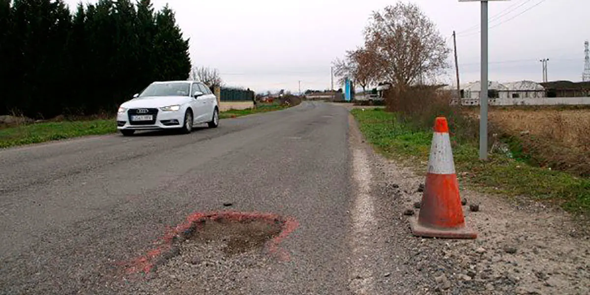 Un bache en una carretera tudelana