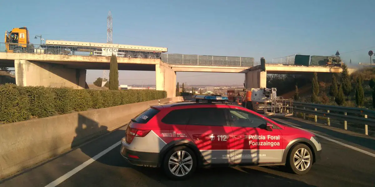 Un coche de Polic&iacute;a Foral corta la Autov&iacute;a antes de llegar al puente