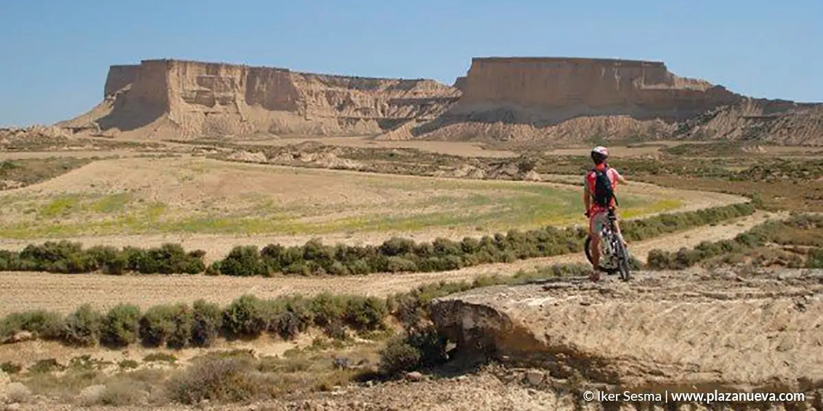 Un ciclista disfruta del paraje natural de las Bardenas Reales