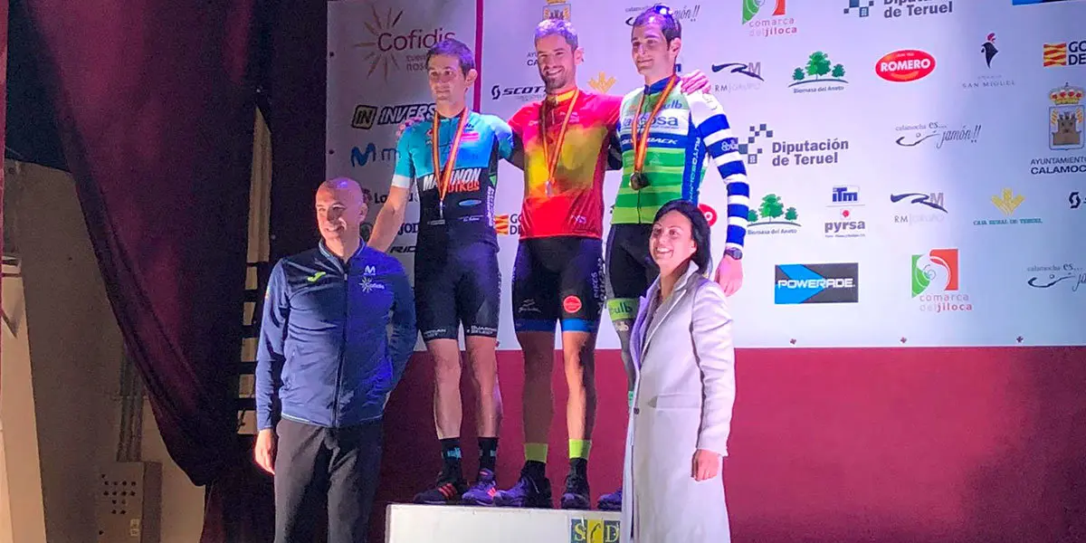 Samuel Campos en lo alto del podium