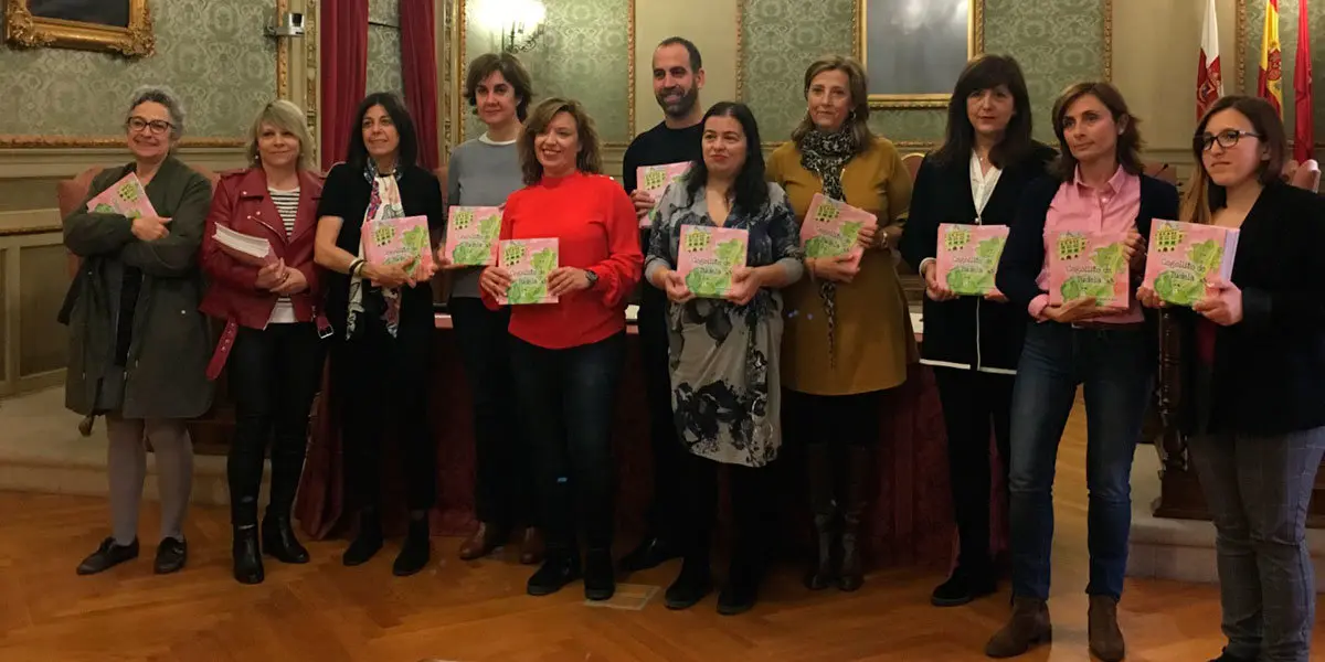 Entrega del libro a los responsables de los centros educativos de Tudela