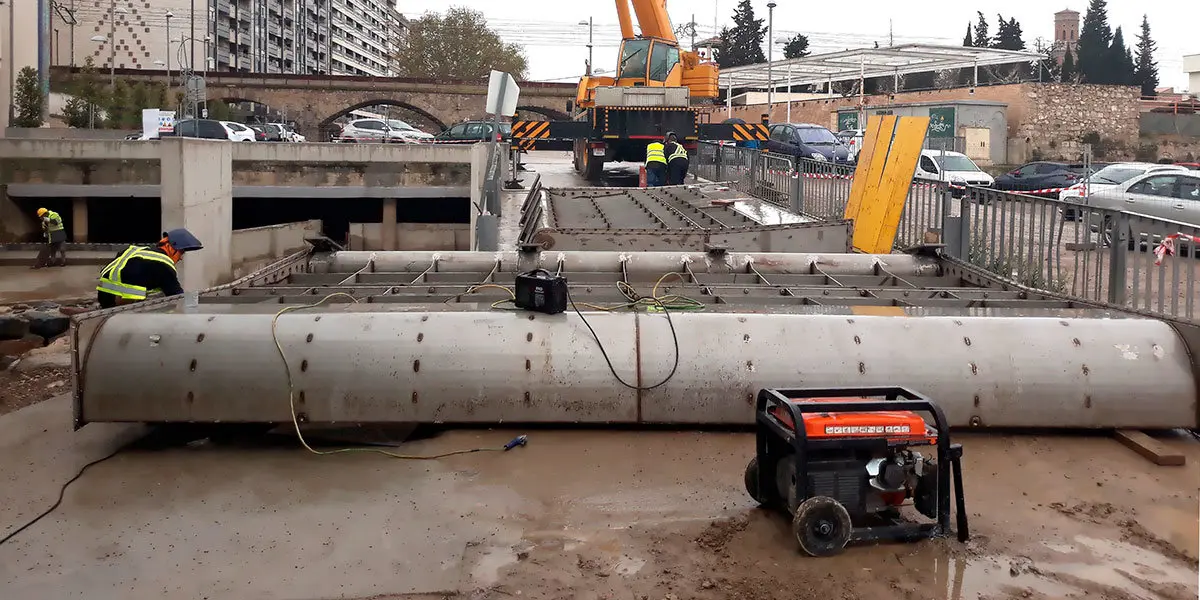 Instalación de la compuerta en el río Queiles en Tudela
