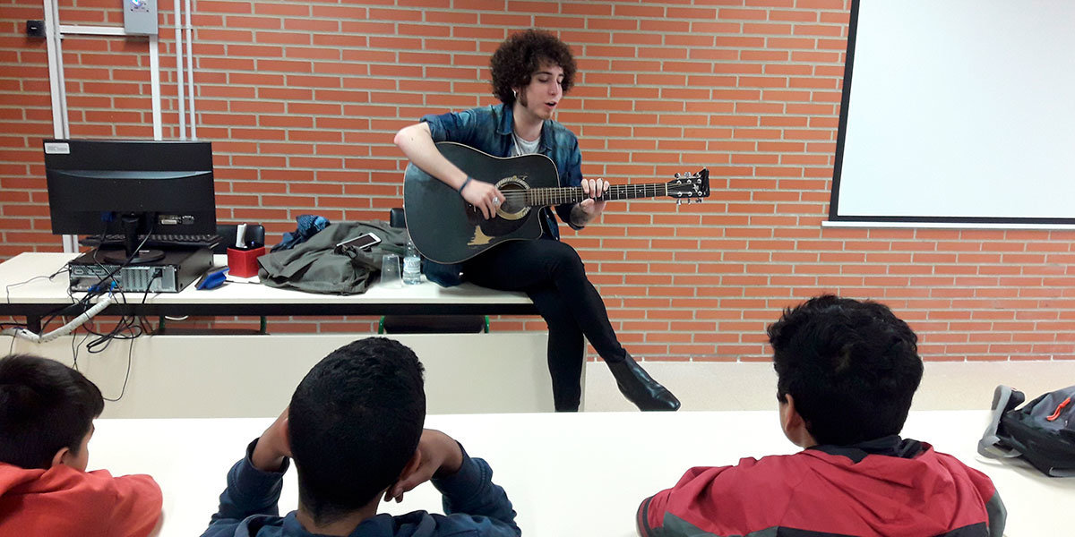 Alejo Huerta 'Con X the banjo' en el IES Valle del Ebro ofreciendo una charla