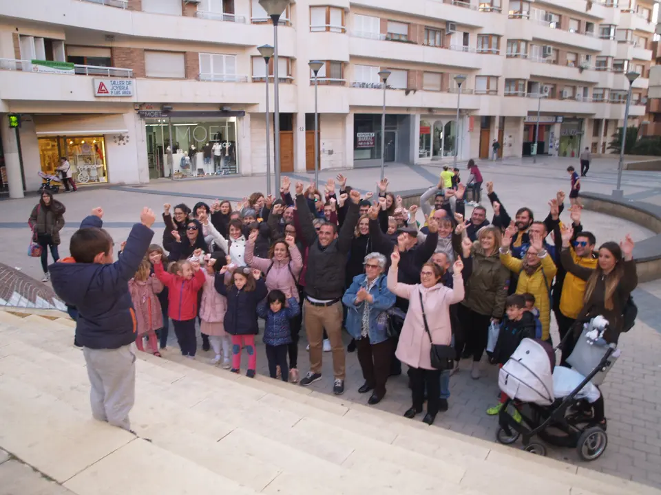El niño, alegre el viernes 12 con sus conocidos en la plaza de Sancho VII El Fuerte de Tudela