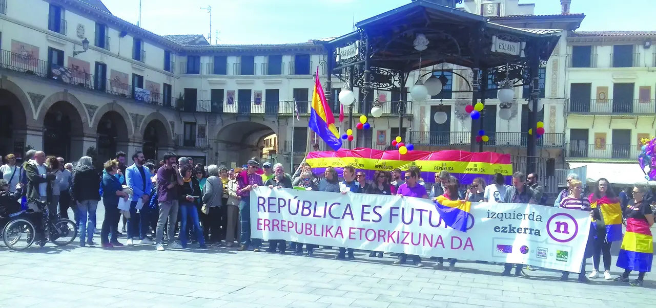 Concentraci&oacute;n en Tudela por el d&iacute;a de la Rep&uacute;blica