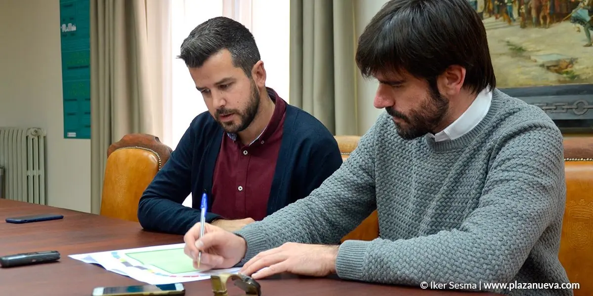 Joaquim Torrents y Eneko Larrarte explican las deficencias encontradas en el Ciudad de Tudela 1