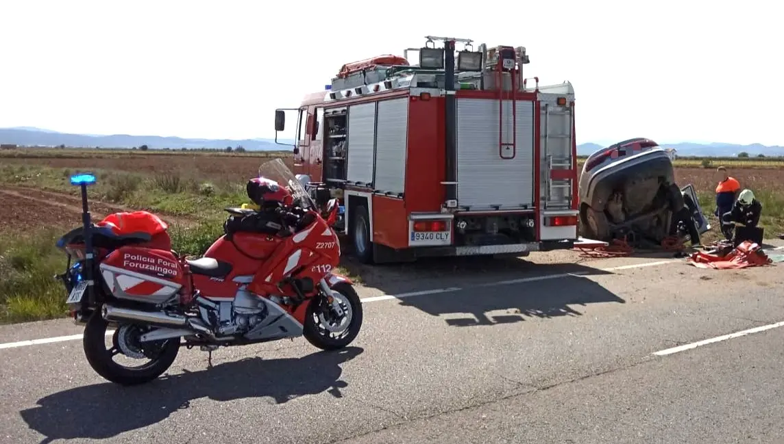 Bomberos de Navarra y Polic&iacute;a Foral act&uacute;an en el lugar del accidente