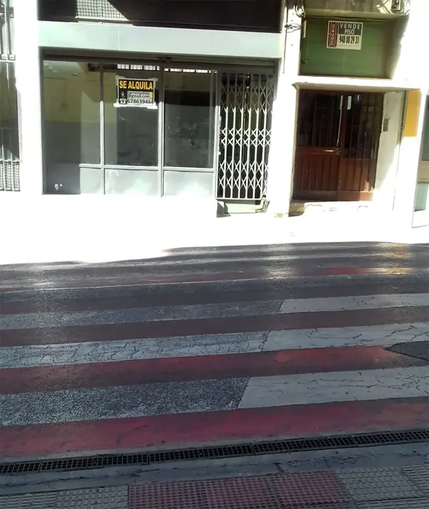 Paso de cebra en la calle D&iacute;az Bravo