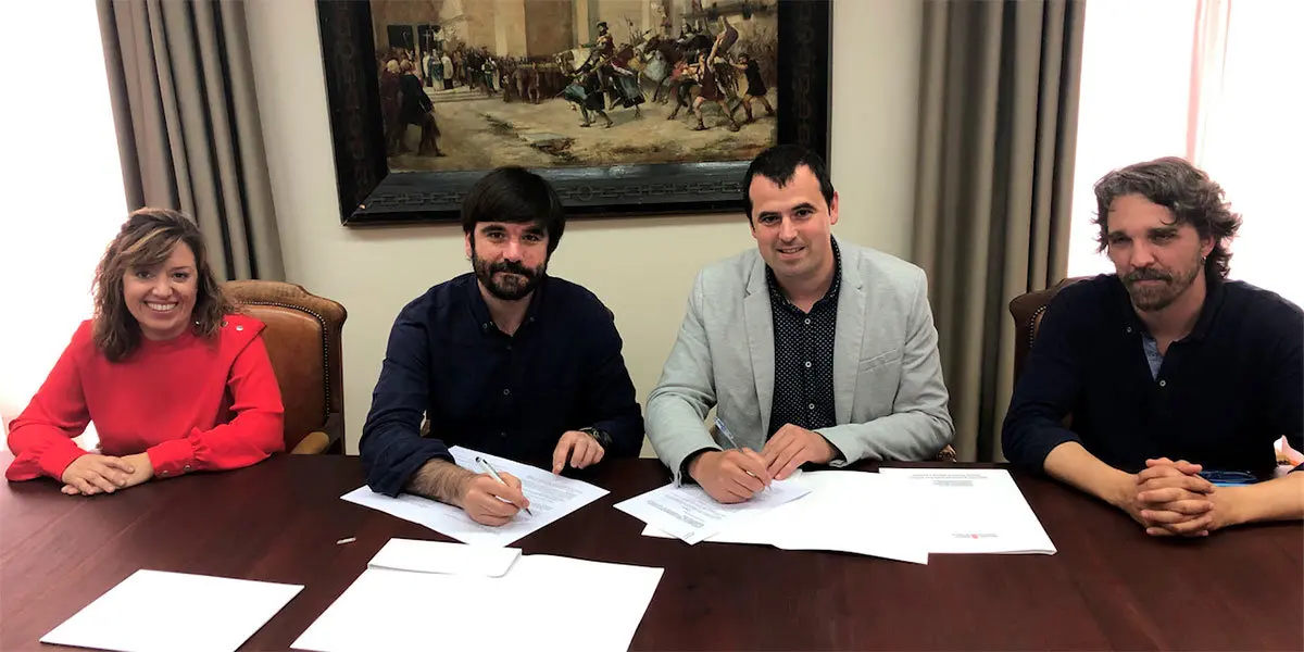 Acto de la firma del convenio entre Rubén Goñi y Eneko Larrarte, alcalde de Tudela, en el que también han estado presentes Silvia Cepas, concejala Educación, Juventud y Centro Cívicos y Daniel López, concejal de Urbanismo