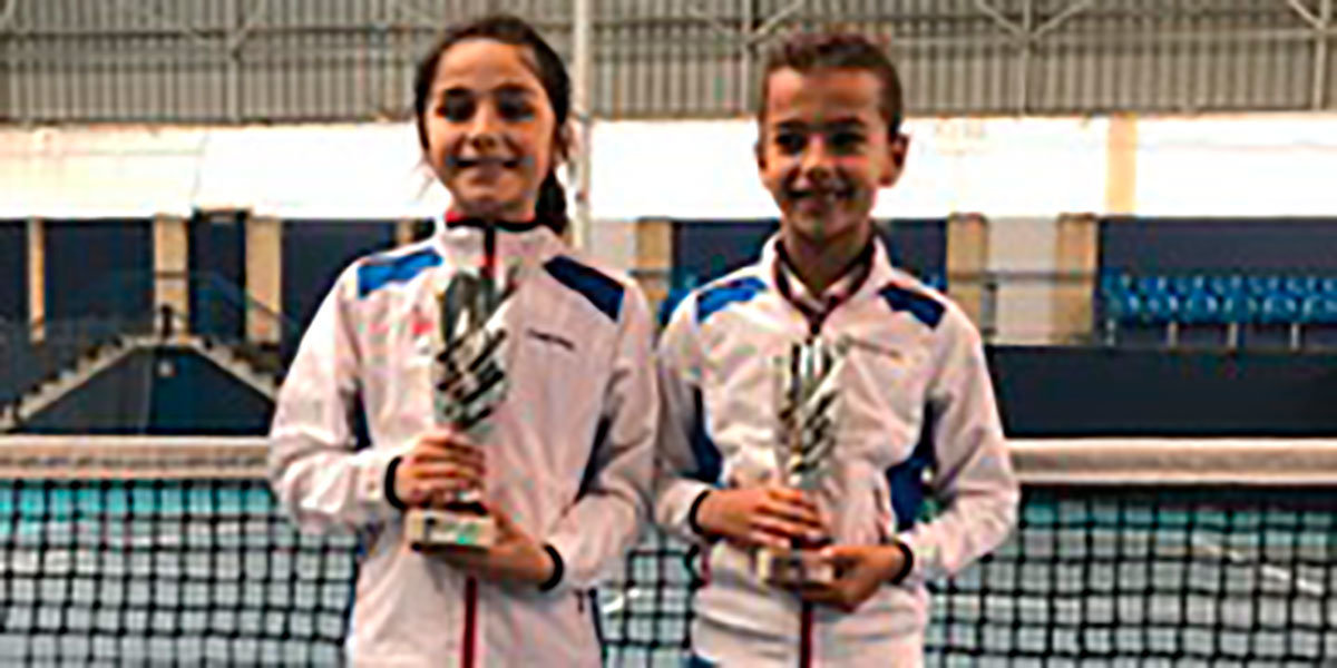 María con su rival en la Final Sub-10, Idoia Razquin, y con sus Trofeos en la mano
