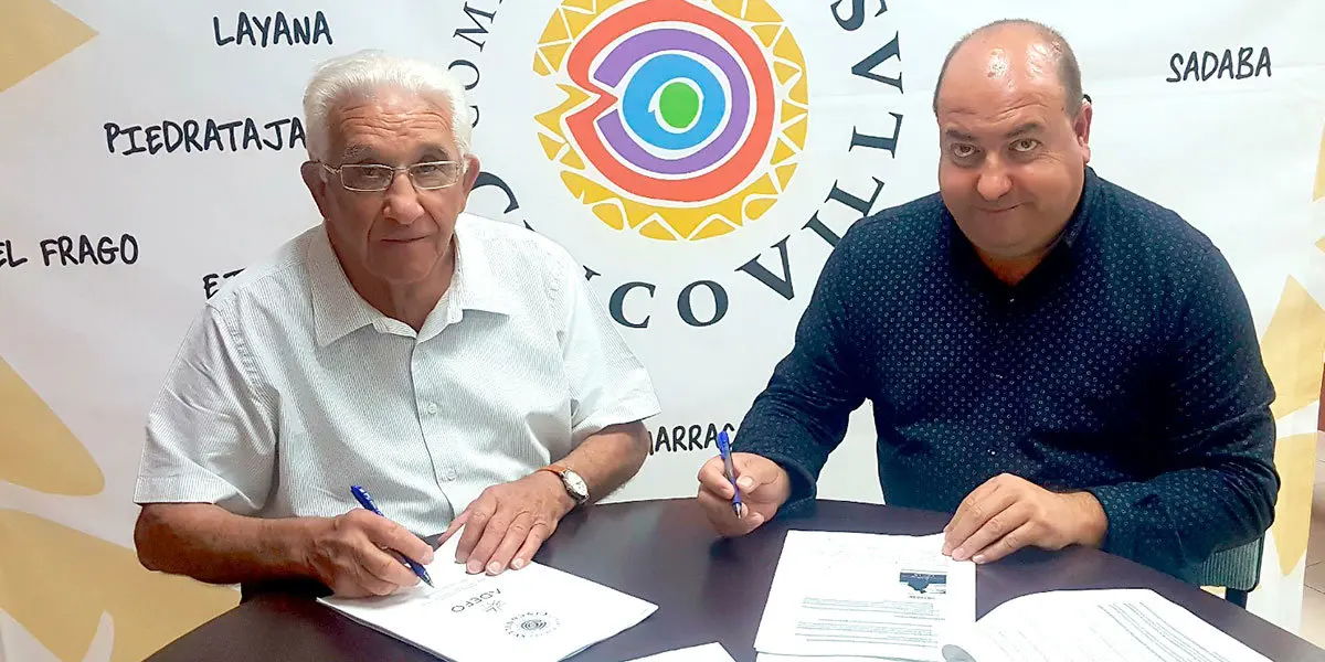 El presidente en funciones de la Comarca de las Cinco Villas, Santos Navarro, y el de Adefo Cinco Villas, José Antonio Martínez, han firmado esta mañana en la sede comarcal el acuerdo de colaboración entre ambas instituciones