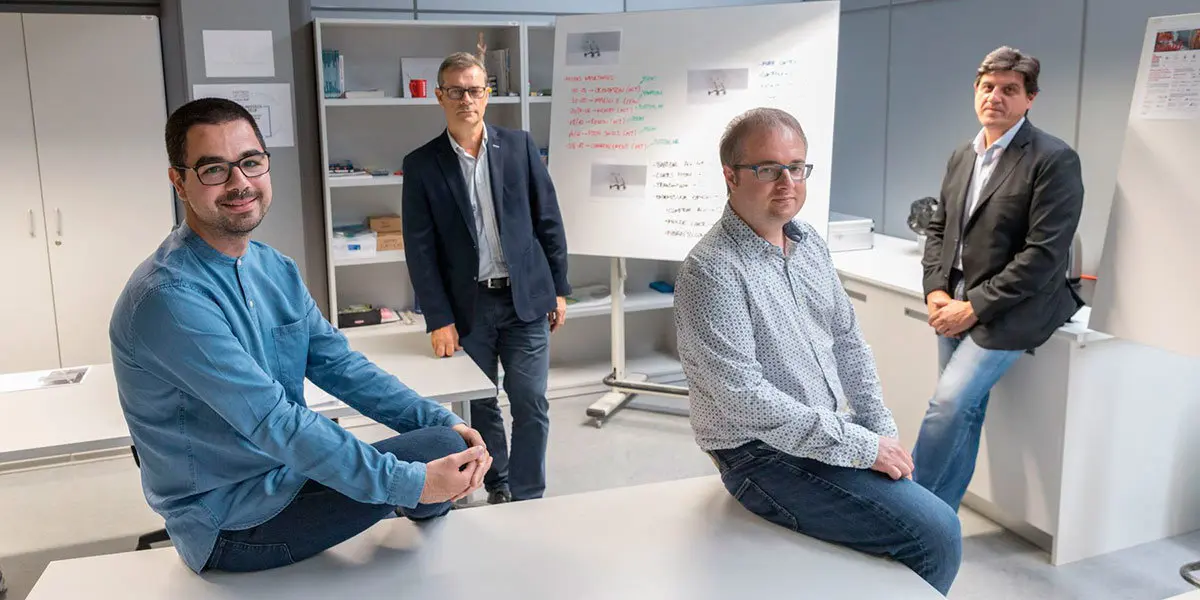 Sentados, en primer término, Adrián Jiménez Loygorri (izq.) e Iván Aguirre Calavia. En segundo término, José Ramón Alfaro López (izq.) y Luis Miguel Calvo Herrero, en el campus de la UPNA en Tudela