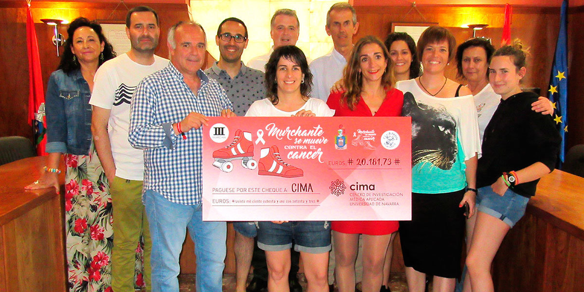 Entrega del dinero a los miembros del CIMA por parte de las entidades organizadoras