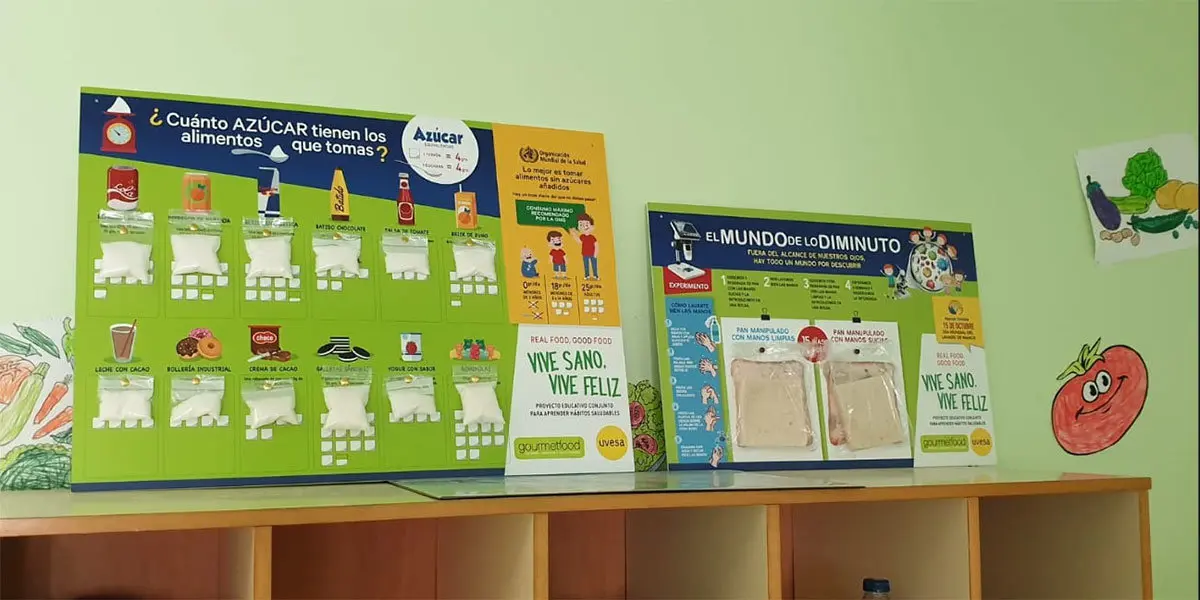Los paneles de ambos talleres han quedado fijados en cada comedor para que los tengan presentes y formen parte de la decoraci&oacute;n del centro