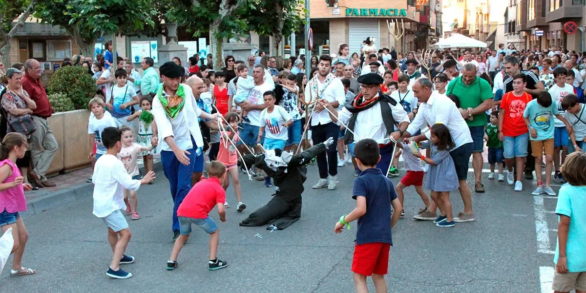 Quema del chapalangarra y baile de las Sanjuaneras