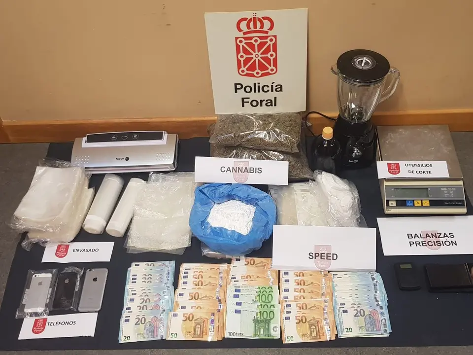 Imagen de la droga, utensilios y dinero incautados