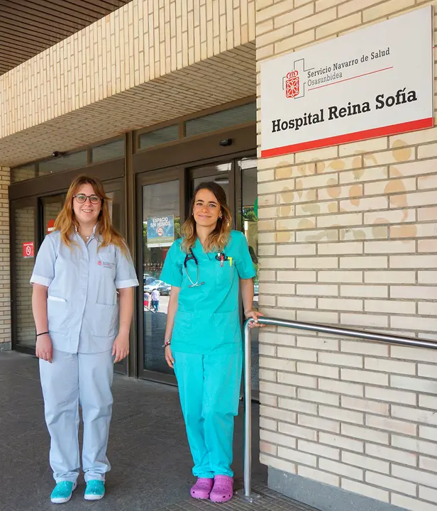 La enfermera de la Unidad de Neumolog&iacute;a, Arantxa G&oacute;mez Navascu&eacute;s y la neum&oacute;loga, Tina Herrero Jord&aacute;n