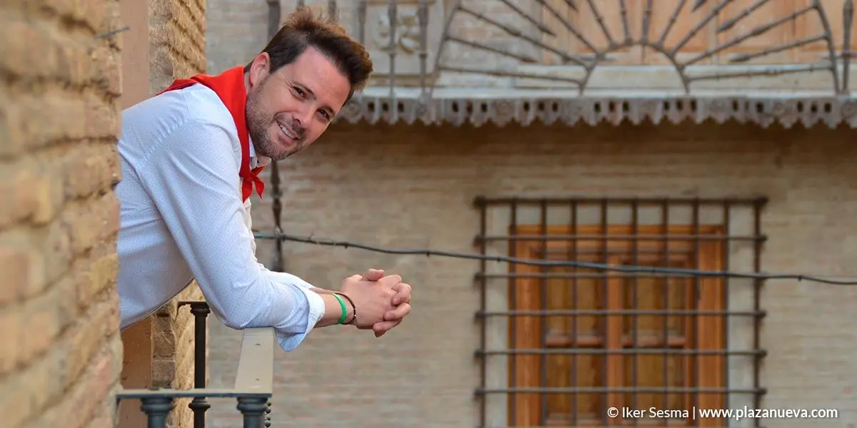 Alejandro Toquero en el balc&oacute;n de su nuevo despacho con la fachada de la casa del Almirante al fondo