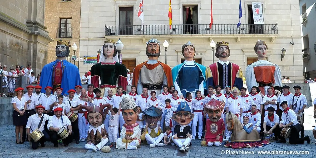 Comparsa de Gigantes - Integrantes de la comparsa, junto a sus inseparables gaiteros y txistularis