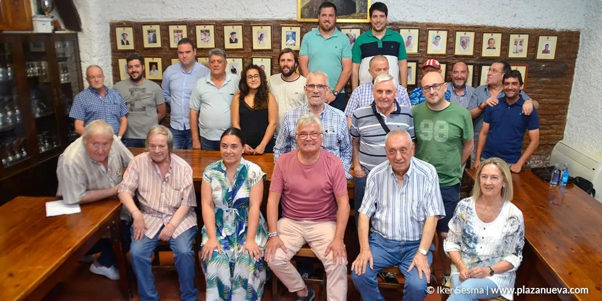En primera l&iacute;nea los Tudelanos Populares anteriores, detr&aacute;s parte de la Junta y de la comisi&oacute;n de fiestas de la pe&ntilde;a La Teba