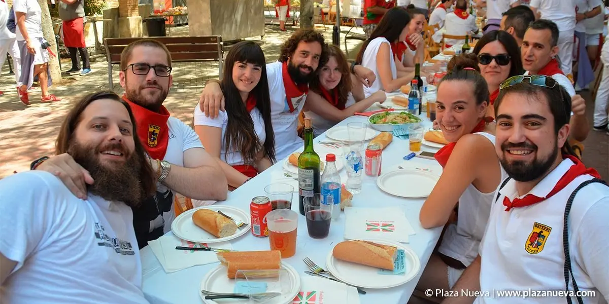 Pe&ntilde;as - La Gorrinasada, una de las &uacute;ltimas comidas fiesteras, cortes&iacute;a de la Andatu