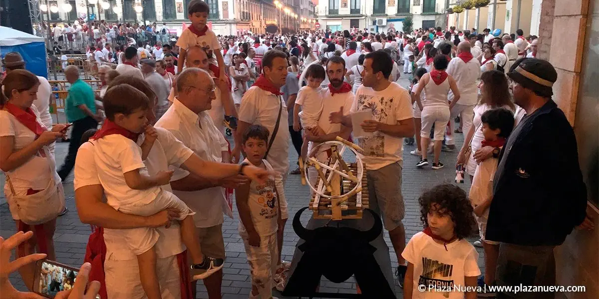 Preparativos del toro de fuego en las pasadas fiestas de Santa Ana