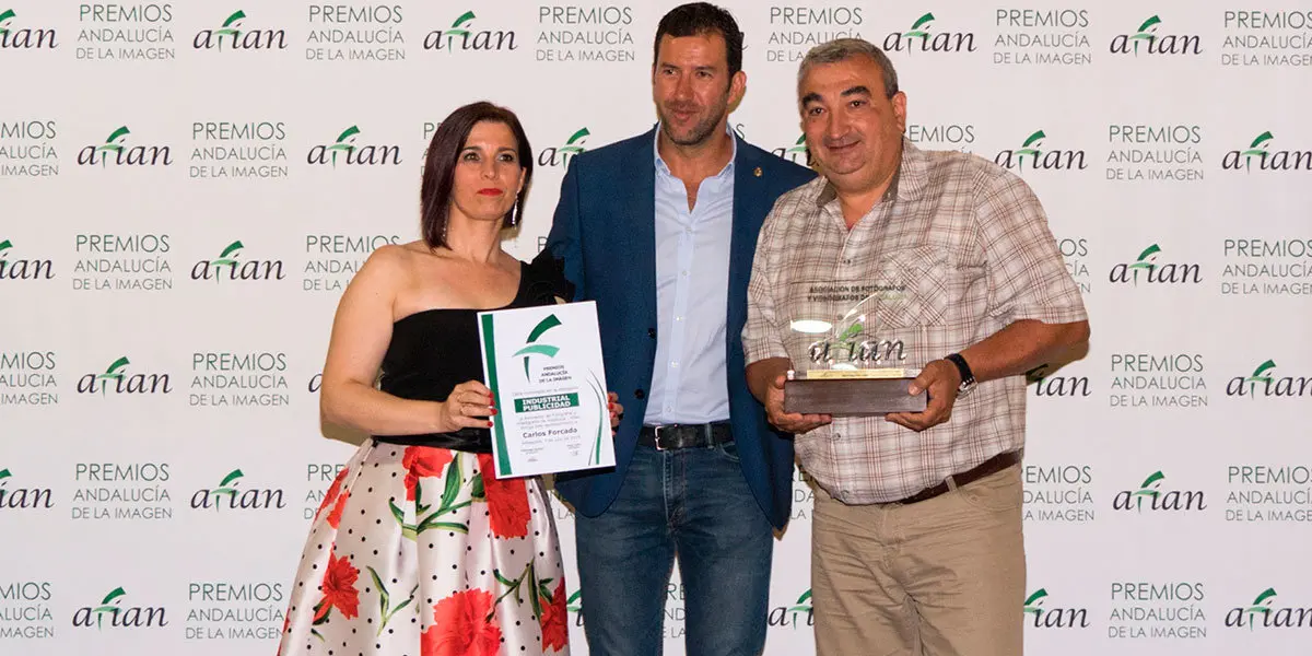 Rafael Forcada a la derecha con el premio