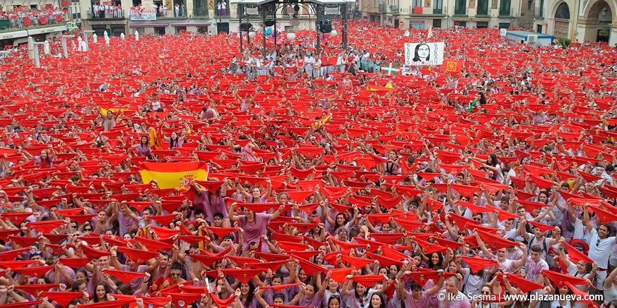 Preciosa estampa de la Plaza Nueva a las 12 en punto 