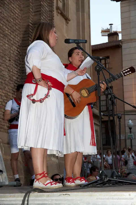 FIestas de Tudela, D&iacute;a 24 - Imposici&oacute;n del pa&ntilde;uelo en la reja 2