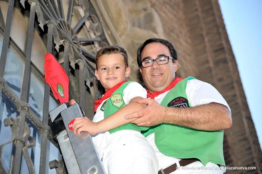 FIestas de Tudela, D&iacute;a 24 - Imposici&oacute;n del pa&ntilde;uelo en la reja 9