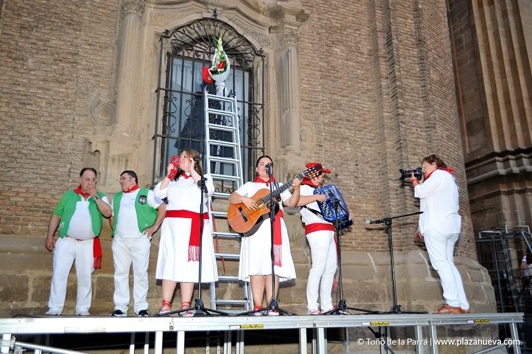 FIestas de Tudela, D&iacute;a 24 - Imposici&oacute;n del pa&ntilde;uelo en la reja 15