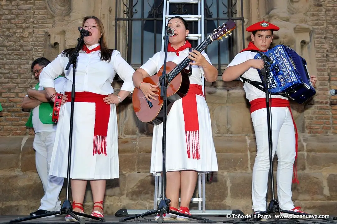 FIestas de Tudela, D&iacute;a 24 - Imposici&oacute;n del pa&ntilde;uelo en la reja 16