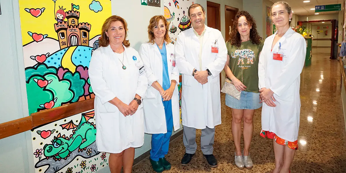 Personal del Hospital Reina de Sof&iacute;a y de la EASDi delante de los murales realizados