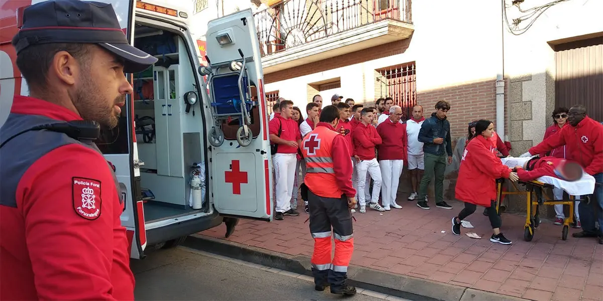 Agentes de la Polic&iacute;a Foral atienden al herido durante el encierro de Milagro