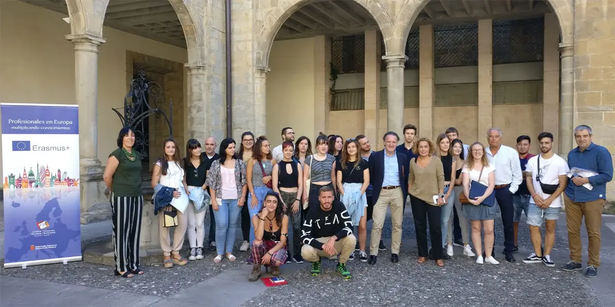  Foto de grupo del alumnado acompa&ntilde;ado de sus docentes junto a Tom&aacute;s Rodr&iacute;guez Garraza, director general de FP del departamento, y Esther Monterrubio, directora del Servicio de FP