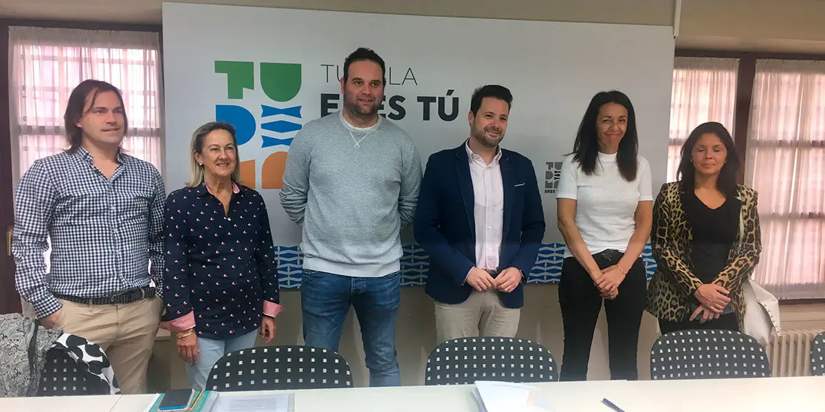 Alejandro Toquero junto a los representantes de algunas de las empresas adheridas a la escuela taller
