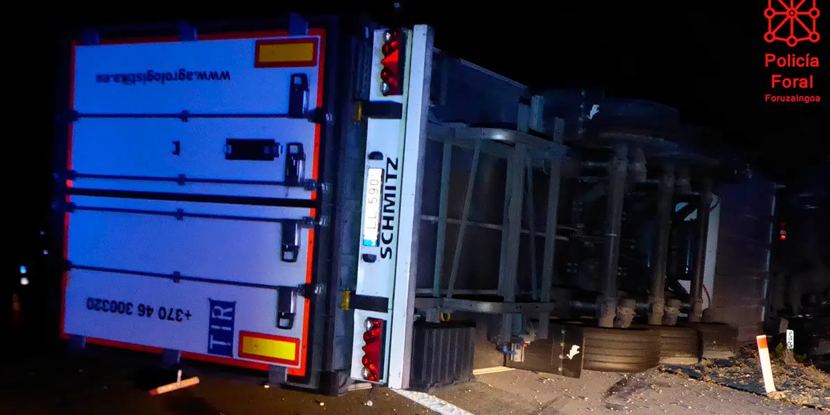 Cami&oacute;n accidentado en la AP-15
