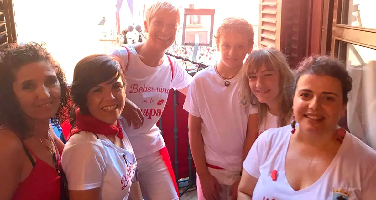 Adela Fern&aacute;ndez (segunda izda.) junto a sus amigas
