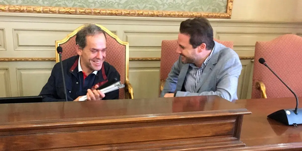 Un usuario del centro La Atalaya con el Alcalde de Tudela Alejandro Toquero
