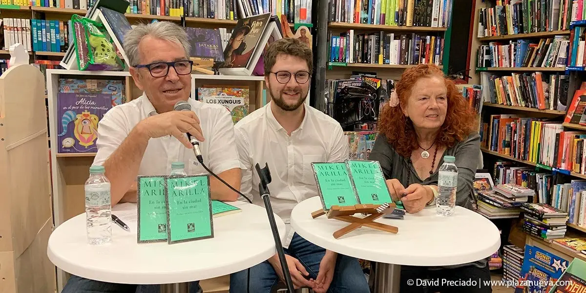 Mikel Arilla, en el centro, acompa&ntilde;ado por Pepe Alfaro y Trinidad Ruiz Marcell&aacute;n