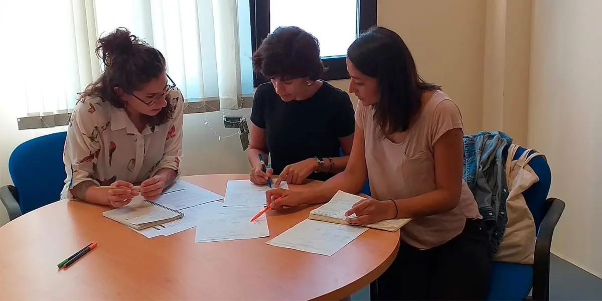 La t&eacute;cnico municipal de Igualdad y t&eacute;cnicas de la empresa Equala, coordinando la gesti&oacute;n y desarrollo del proyecto